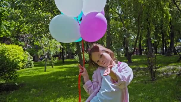 Lindo Niño Sosteniendo Globos Mostrando Señal Paz Enviando Beso Aire — Vídeos de Stock