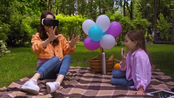 Mutter Gestikuliert Virtual Reality Headset Nahe Tochter Mit Smartphone — Stockvideo