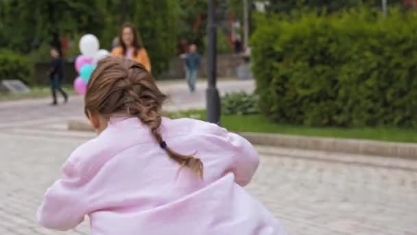 Rack Összpontosít Gyerek Lovaglás Rúgás Robogó Közelében Anya Léggömbök Parkban — Stock videók