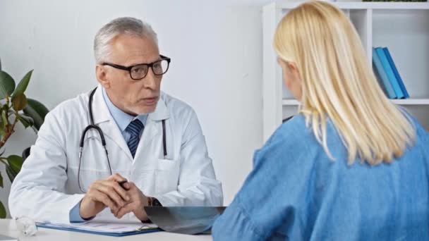 Médico Mediana Edad Hablando Con Paciente Mirando Radiografía — Vídeos de Stock