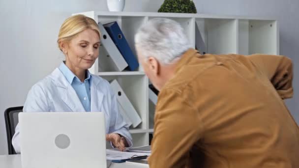 Happy Mature Doctor Talking Patient Gadgets Clipboard — Stock Video