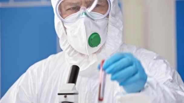 Rack Focus Van Wetenschapper Houden Reageerbuis Met Coronavirus Belettering — Stockvideo