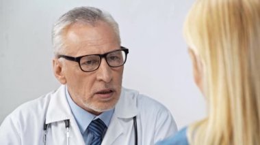 Yetişkin doktorların hastalarla konuştuğu seçici odak noktası 
