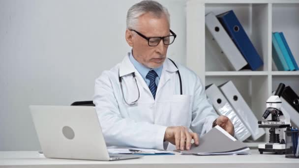 Médico Mediana Edad Escribir Prescripción Celebración Carpeta — Vídeos de Stock