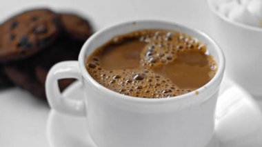 Beyaz kahve fincanındaki köpüklerin seçici odağı