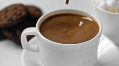 Seçici odak noktası beyaz bardakta kahve karıştırmak.