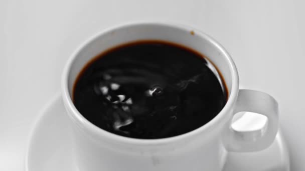 Primer Plano Leche Vertiendo Taza Café Negro Aislado Blanco — Vídeo de stock
