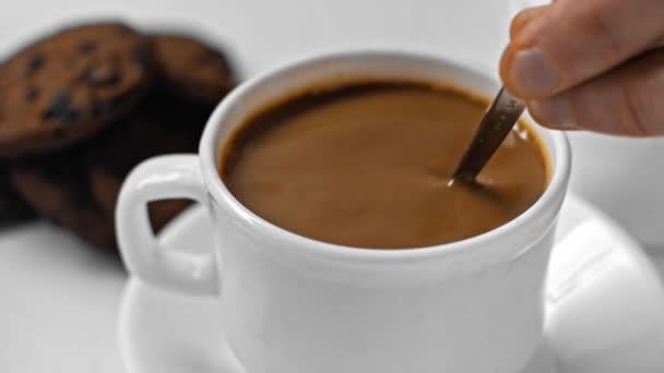 Zeitlupe Des Mannes Der Kaffee Mit Einem Löffel Auf Weiß — Stockvideo