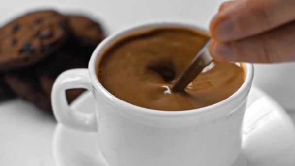 白い上にスプーンでおいしいコーヒーを攪拌男のスローモーション — ストック動画