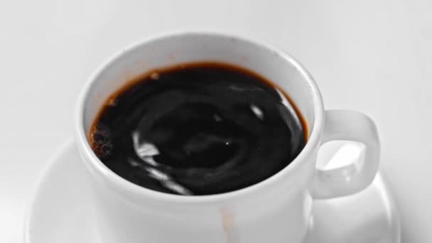 Primer Plano Café Negro Vertiendo Taza Aislada Blanco — Vídeo de stock