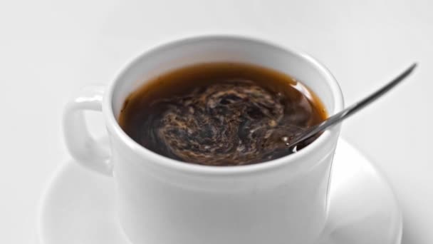 Чорна Кава Чашці Ложкою Ізольована Білому — стокове відео