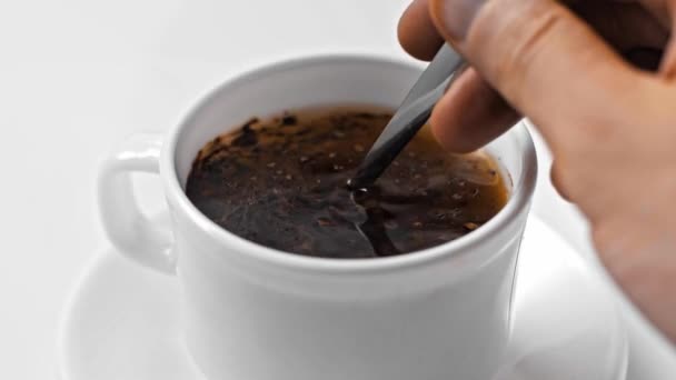 男のスローモーション攪拌インスタントコーヒーカップで白 — ストック動画