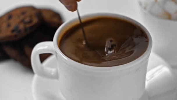 Zeitlupe Von Mann Rührt Dunklen Kaffee Tasse Auf Weiß — Stockvideo