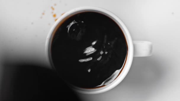 Blick Von Oben Auf Kaffeetropfen Die Tasse Auf Weiß Fallen — Stockvideo