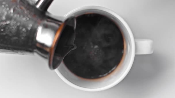 Верхний Вид Турецкого Черного Кофе Наливая Чашку Белом — стоковое видео