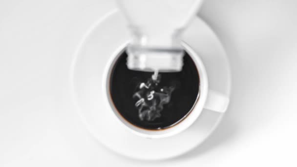 Bovenaanzicht Van Melk Gieten Uit Fles Kopje Zwarte Koffie Wit — Stockvideo
