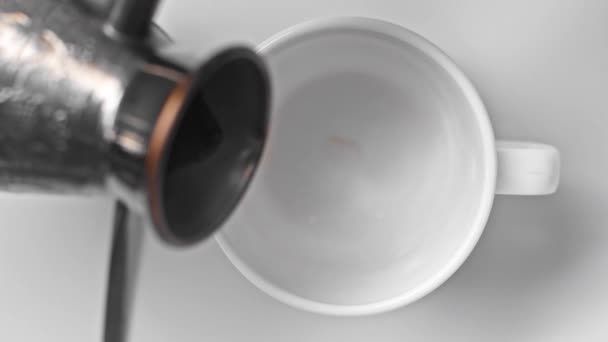 foyer sélectif de café noir turc versant dans la tasse sur blanc 