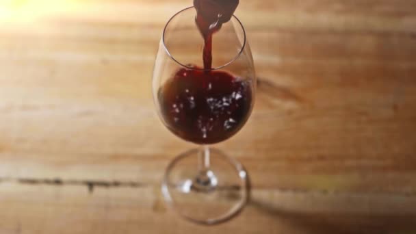 Zeitlupe Von Rotwein Weinglas Auf Holztisch — Stockvideo