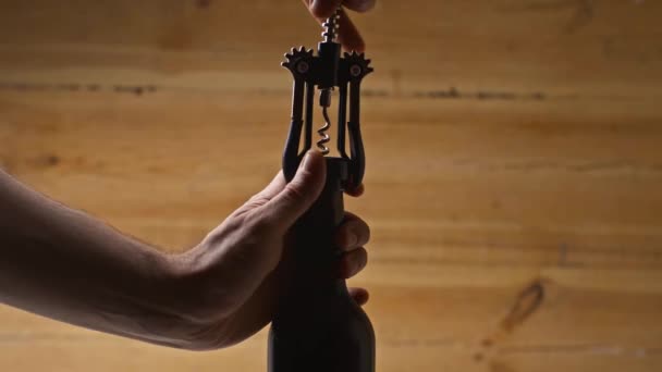 Ausgeschnittene Ansicht Eines Mannes Der Flasche Mit Korkenzieher Öffnet — Stockvideo