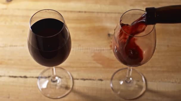 Vinho Tinto Derramando Vidro Sobre Fundo Madeira — Vídeo de Stock