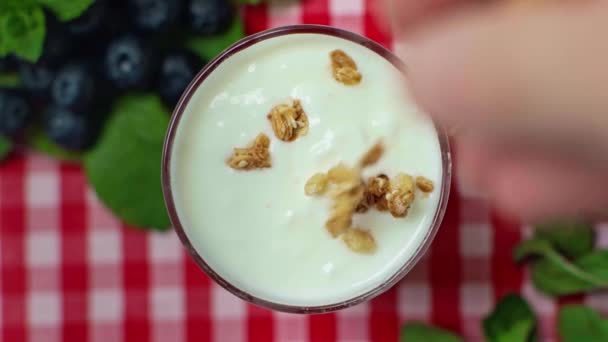 Vista Recortada Del Hombre Añadiendo Granola Tazón Con Yogur Fresco — Vídeo de stock