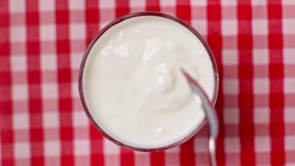 Ansicht Von Oben Mann Hält Löffel Mit Frischem Joghurt — Stockvideo