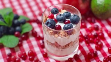 Taze yoğurt, granola ve böğürtlenli seçici cam odağı 