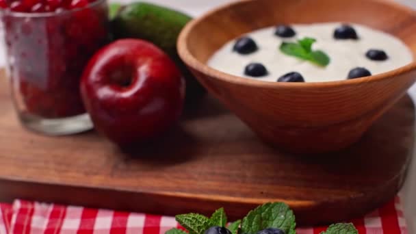 Selektivní Zaměření Misky Jogurtem Borůvkami Blízkosti Ovoce Bílém — Stock video