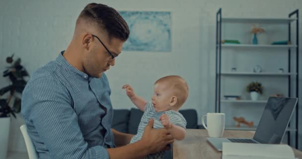 Guapo Padre Celebración Brazos Lindo Bebé Hijo Cerca Portátil — Vídeo de stock