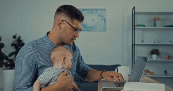 Guapo Freelancer Celebración Brazos Lindo Bebé Hijo Uso Computadora Portátil — Vídeo de stock