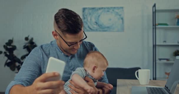 Lycklig Far Håller Armar Spädbarn Son Och Tar Selfie — Stockvideo