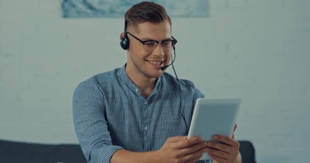 Operador Feliz Auriculares Saludando Mano Mientras Tiene Videollamada — Vídeo de stock