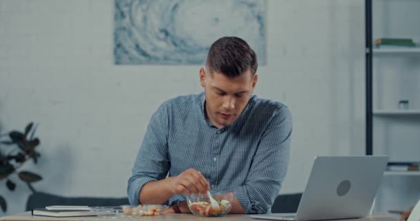 Drukke Freelancer Eten Van Salade Praten Smartphone Tijdens Het Gebruik — Stockvideo