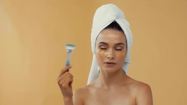 Nacktes Mädchen Mit Handtuch Auf Dem Kopf Wirft Rasiermesser Isoliert — Stockvideo