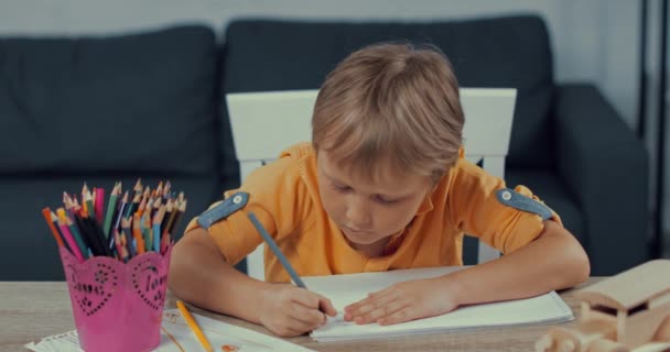 Menino Adorável Desenho Com Lápis Cor Casa — Vídeo de Stock