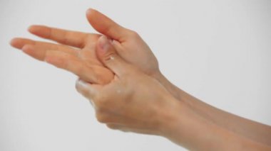 Gri renge el kremi süren kadın görüntüsü.