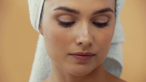 Mooie Vrouw Handdoek Het Hoofd Aanbrengen Gezichtscrème Geïsoleerd Beige — Stockvideo