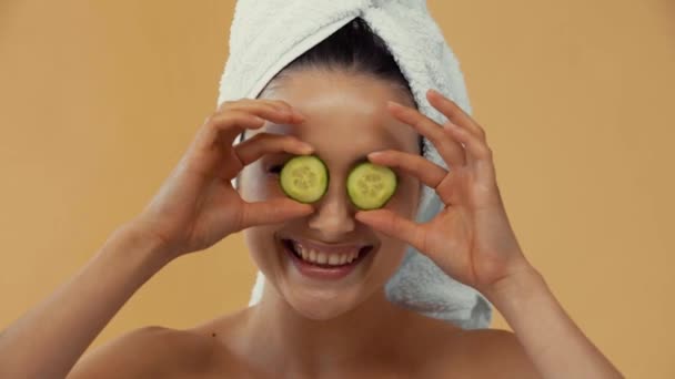 Smiling Naked Girl Towel Head Holding Slices Cucumber Isolated Beige — Stock Video