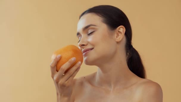 Mulher Nua Bonita Cheirando Toranja Isolada Bege — Vídeo de Stock