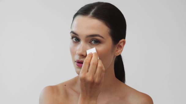 Piękne Nagie Kobieta Pomocą Makijaż Gąbka Izolowane Szary — Wideo stockowe