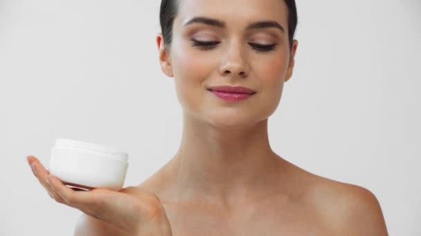 Sorrindo Mulher Nua Cheirando Creme Cosmético Isolado Cinza — Vídeo de Stock