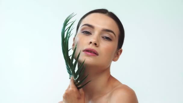 Naken Kvinna Med Ren Hud Håller Blad Tropiska Växter Isolerade — Stockvideo