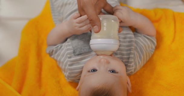 可愛い赤ちゃんに餌をやる父親の眺め — ストック動画