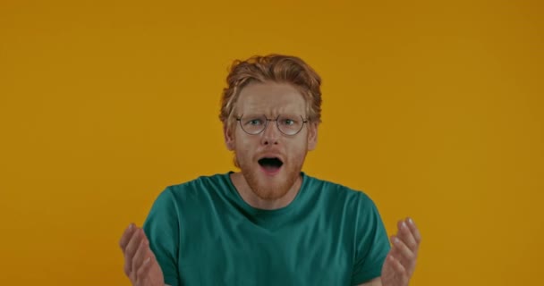 Shocked Happy Redhead Man Glasses Isolated Yellow — стоковое видео