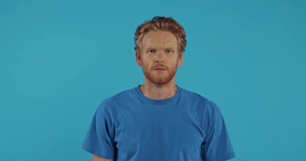 Kızgın Sakallı Kızıl Saçlı Adam Mavi Üzerine Izole Edilmiş Olarak — Stok video