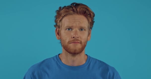 Hüzünlü Sakallı Kızıl Saçlı Adam Mavi Üzerine Izole Edilmiş — Stok video