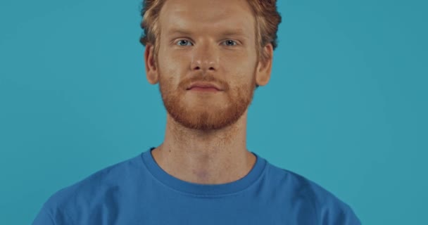 Ruiva Homem Piscando Mostrando Chamar Gesto Isolado Azul — Vídeo de Stock
