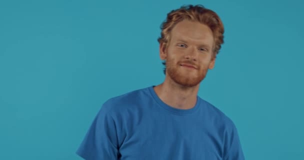 Selbstbewusster Rotschopf Flirtet Isoliert Auf Blauem Grund — Stockvideo