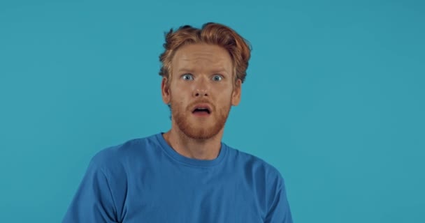 Effrayé Rousse Homme Isolé Sur Bleu — Video