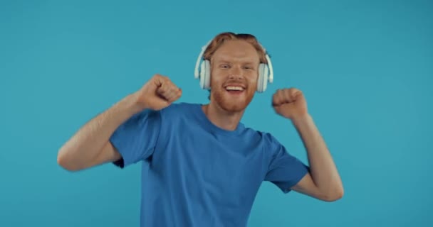 Szczęśliwy Ruda Człowiek Taniec Słuchawki Odizolowane Niebieski — Wideo stockowe